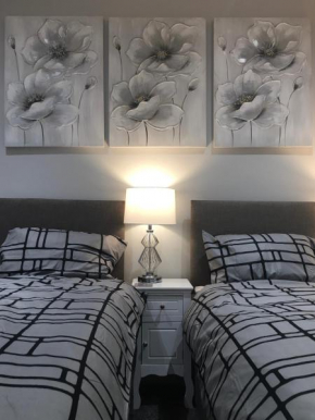Amber Apartments, FREE PARKING, 3 bedrooms, sleeps 5, 1 en-suite plus 1 bath/shower room